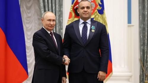 Владимир Путин награждает Умара Кремлева (справа) орденом Дружбы, апрель 2026 года