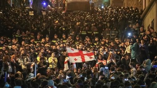В Тбилиси демонстрант:ки собираются прямо у здания парламента