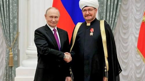 Владимир Путин вручает орден «За доблестный труд» главе Духовного управления мусульман России (ДУМ РФ) Равилю Гайнутдину